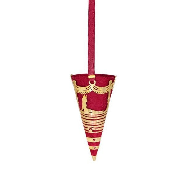 Miniature kræmmerhus Prinsessen på ærten julepynt fra Nordahl Andersen i rød filt med gulddetaljer og rødt ophængsbånd.